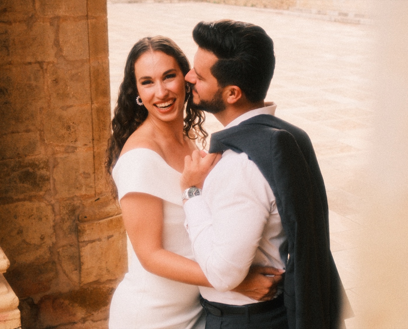 Raquel y Samuel abrazados