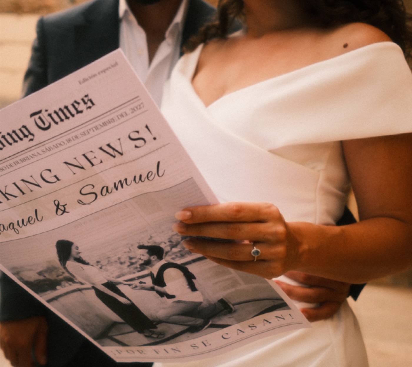 El periódico de la boda en las manos de Raquel