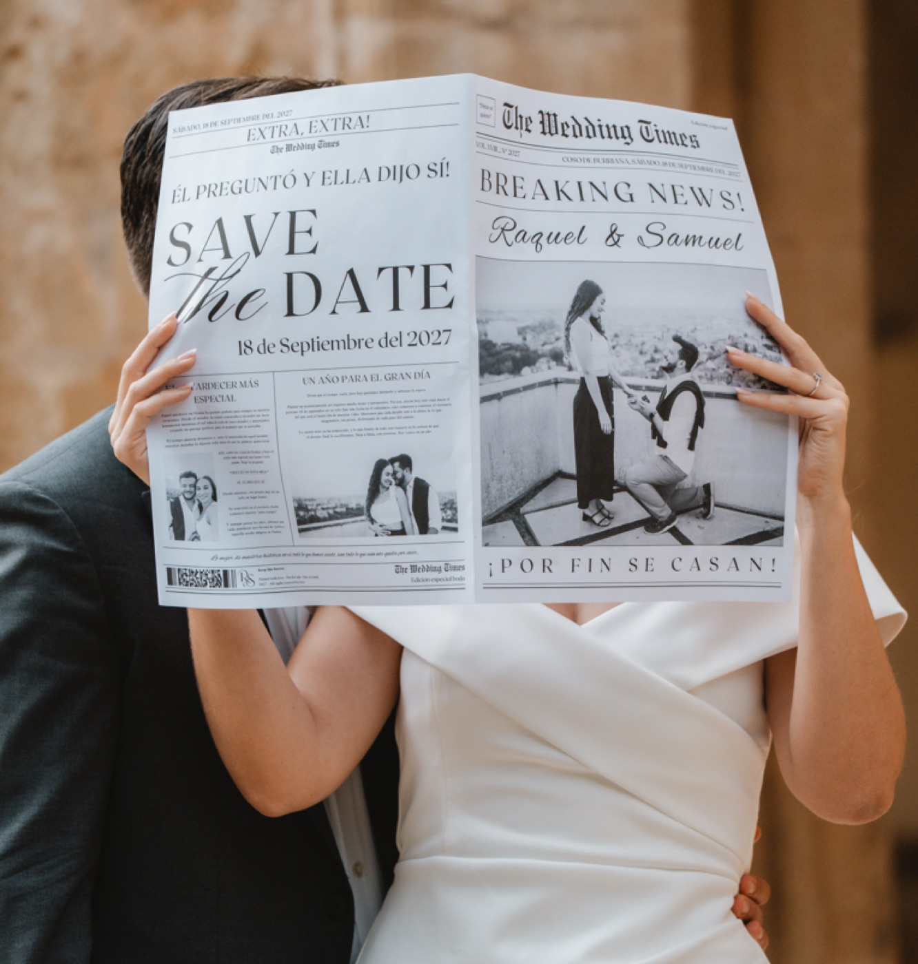 Raquel y Samuel tapados con el periódico de la boda