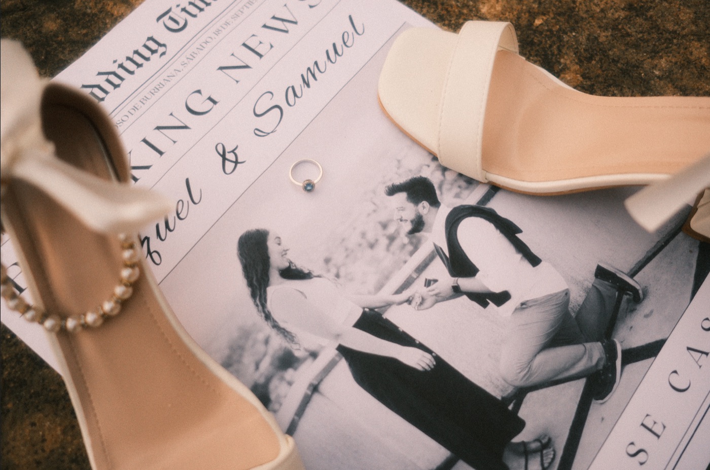 Los zapatos de Raquel junto al periódico de la boda