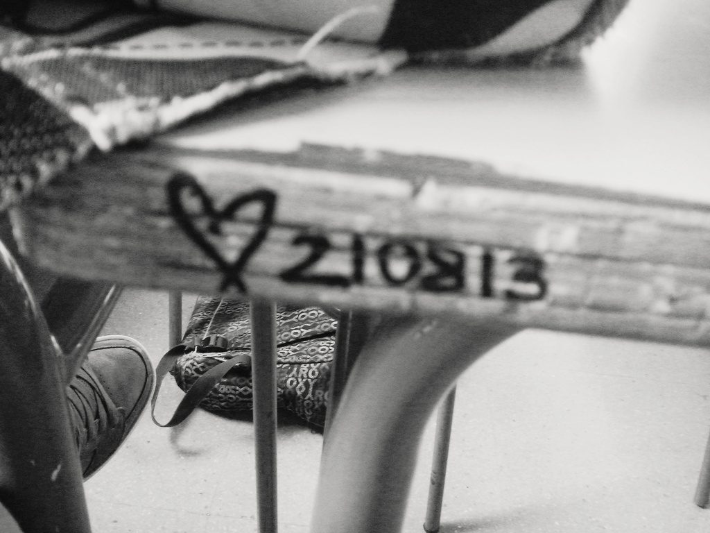 El corazón y la fecha, grabados en un banco de madera