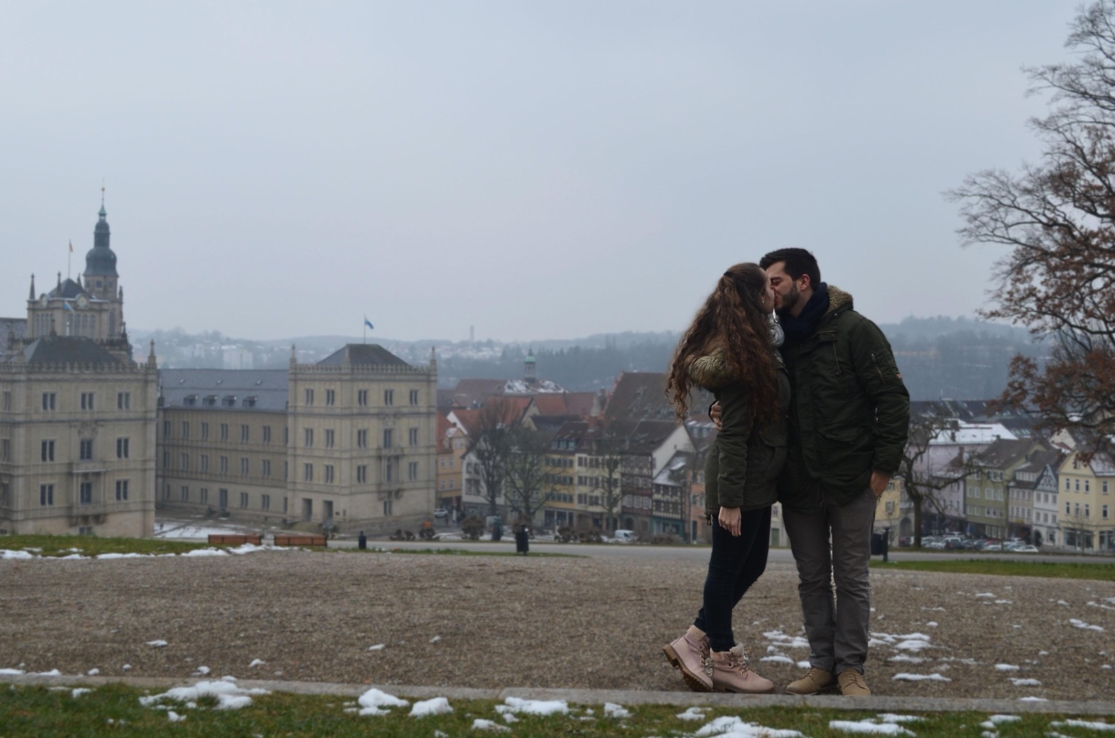 Raquel y Samuel abrazados frente a un castillo nevado en Alemania